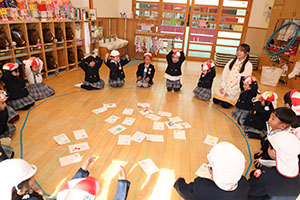 カルタとり楽しかったね　りす・ことり