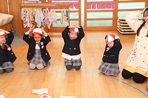 カルタとり楽しかったね　りす・ことり