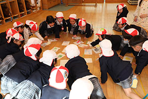 カルタとり楽しかったね　りす・ことり