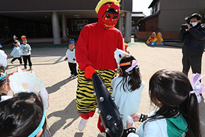 節分　みんなで豆まきをしました　全園児　　NO．2