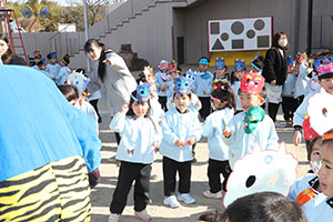 節分　みんなで豆まきをしました　全園児　　NO．2