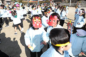 節分　みんなで豆まきをしました　全園児　　NO．2