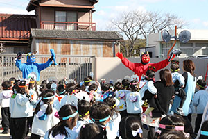 節分　みんなで豆まきをしました　全園児　　NO．2