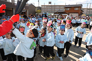 節分　みんなで豆まきをしました　全園児　　NO．2