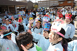 節分　みんなで豆まきをしました　全園児　　NO．2