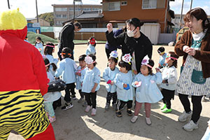 節分　みんなで豆まきをしました　全園児　　NO．2