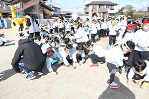 節分　みんなで豆まきをしました　全園児　　NO．2