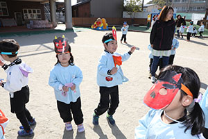 節分　みんなで豆まきをしました　全園児　　NO．2