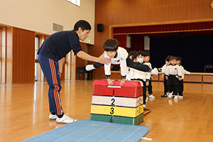 体操教室　ー跳び箱ー　すみれ