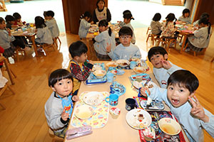 ランチルームでお給食　ぺんぎん・ひまわり