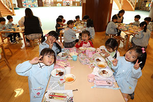 ランチルームでお給食　ぺんぎん・ひまわり