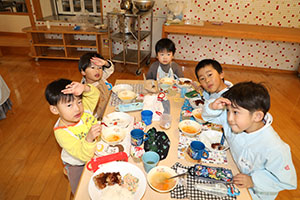 ランチルームでお給食　ぺんぎん・ひまわり