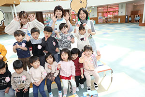 もうすぐ作品展　記念撮影が行われました　2歳児クラス