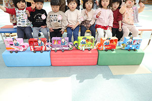 もうすぐ作品展　記念撮影が行われました　2歳児クラス