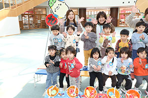 もうすぐ作品展　記念撮影が行われました　2歳児クラス