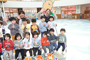 もうすぐ作品展　記念撮影が行われました　2歳児クラス