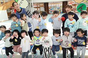 もうすぐ作品展　記念撮影が行われました　2歳児クラス
