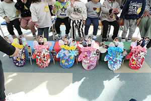 もうすぐ作品展　記念撮影が行われました　2歳児クラス