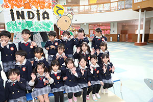 もうすぐ作品展　記念撮影が行われました　年少・年中・年長