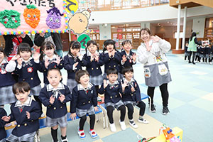 もうすぐ作品展　記念撮影が行われました　年少・年中・年長