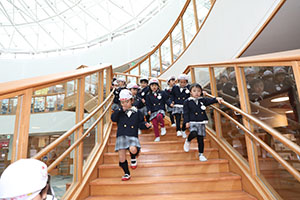 作品展の見学をしました　全クラス