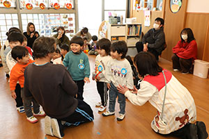 作品展参観が行われました　あひる・ひよこ・ぺんぎん組　NO．2