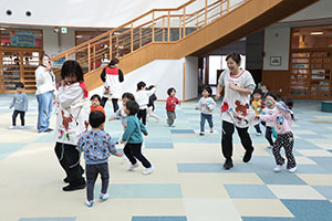 作品展参観が行われました　あひる・ひよこ・ぺんぎん組　NO．2