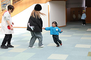 作品展参観が行われました　あひる・ひよこ・ぺんぎん組　NO．2