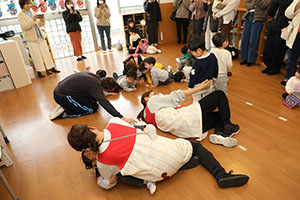 作品展参観が行われました　あひる・ひよこ・ぺんぎん組　NO．2