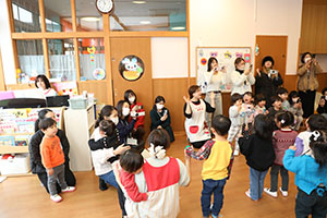 作品展参観が行われました　あひる・ひよこ・ぺんぎん組　NO．2