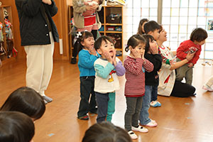 作品展参観が行われました　あひる・ひよこ・ぺんぎん組　NO．2