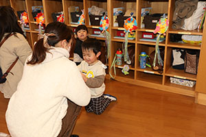 作品展参観が行われました　あひる・ひよこ・ぺんぎん組　NO．1