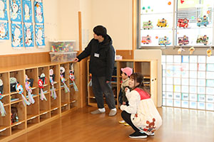 作品展参観が行われました　あひる・ひよこ・ぺんぎん組　NO．1