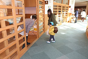 作品展参観が行われました　あひる・ひよこ・ぺんぎん組　NO．1