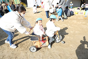 作品展参観が行われました　あひる・ひよこ・ぺんぎん組　NO．1