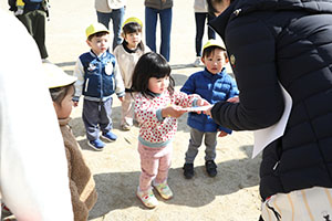 作品展参観が行われました　あひる・ひよこ・ぺんぎん組　NO．1