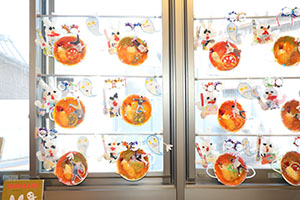 作品展参観が行われました　あひる・ひよこ・ぺんぎん組　NO．1