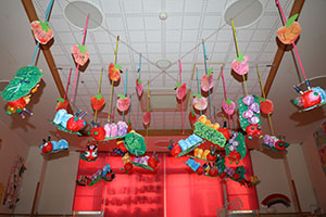 作品展の各クラスの個性あふれる作品　　　年少組