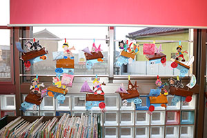 作品展の各クラスの個性あふれる作品　　　年少組