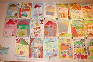 作品展の各クラスの個性あふれる作品　　　年少組