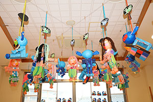 作品展の各クラスの個性あふれる作品　　　年中組