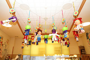 作品展の各クラスの個性あふれる作品　　　年中組