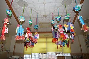 作品展の各クラスの個性あふれる作品　　　年中組