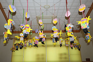 作品展の各クラスの個性あふれる作品　　　年中組