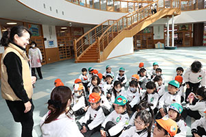 マラソンの表彰式が行われました　年少・年中・年長