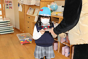 マラソンの表彰式が行われました　年少・年中・年長