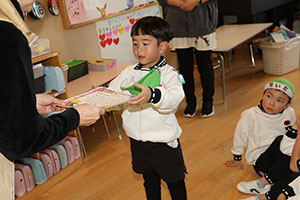 マラソンの表彰式が行われました　年少・年中・年長