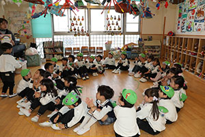 マラソンの表彰式が行われました　年少・年中・年長