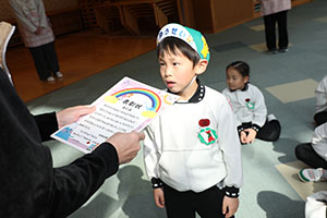 マラソンの表彰式が行われました　年少・年中・年長