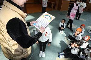 マラソンの表彰式が行われました　年少・年中・年長